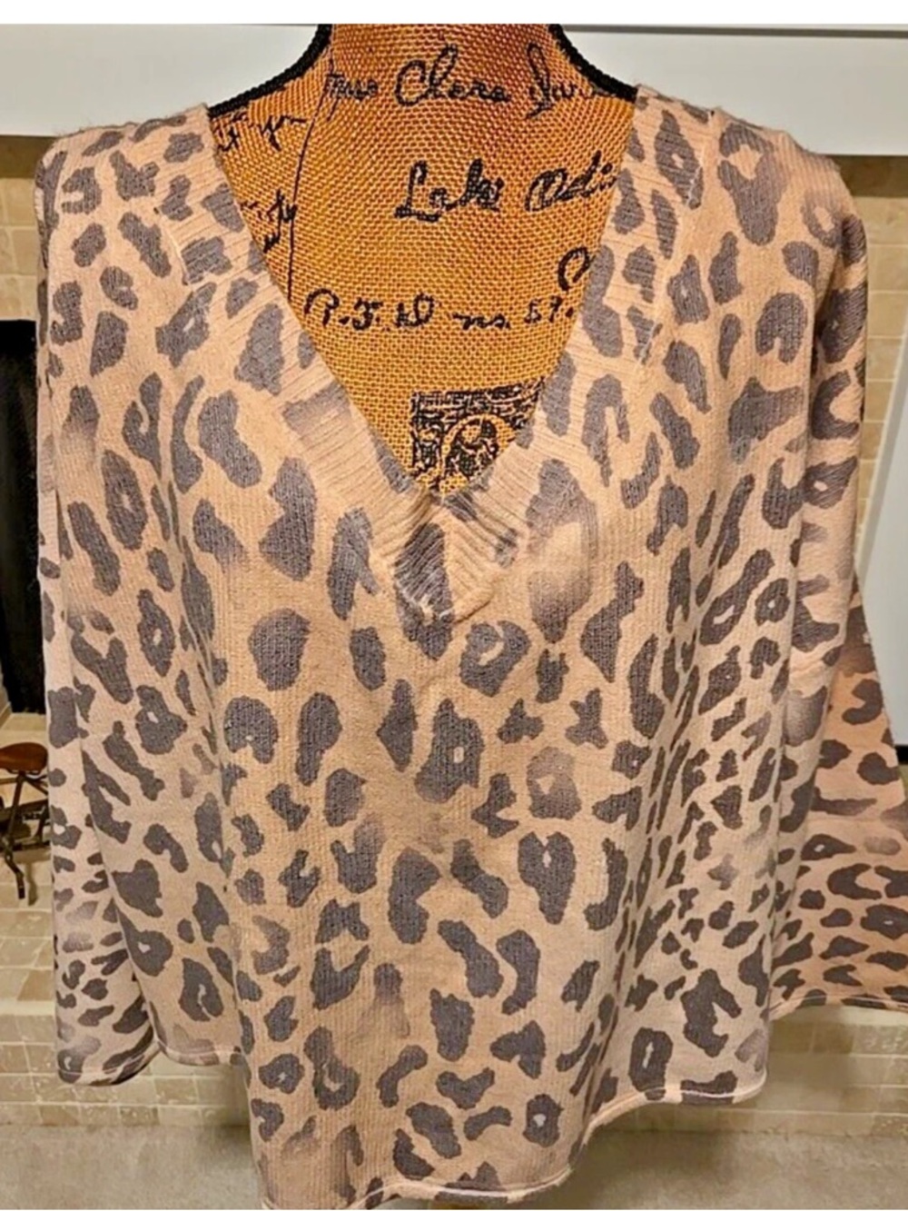 POL Leopard-Animal Print oversized V-Neck Sweater in Beige and Gray large NWOT